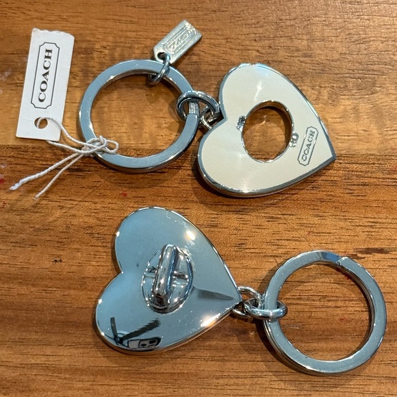 Coach turnlock heart shaped valet fob in silver tone & cream enamel NWT - Picture 11 of 13
